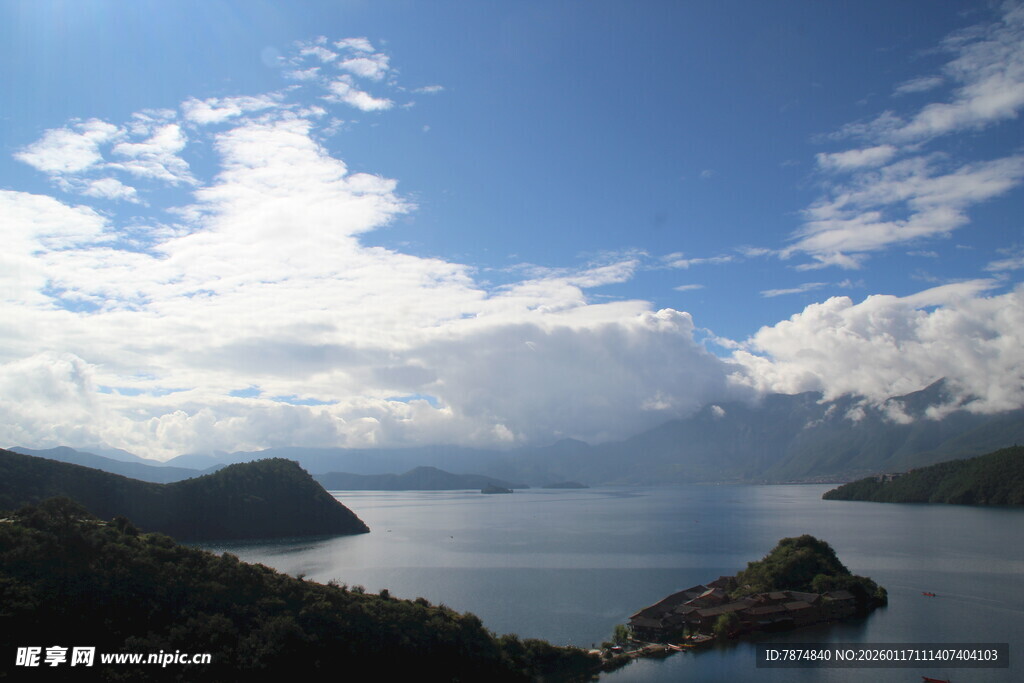 壮丽湖景与远山蓝天白云