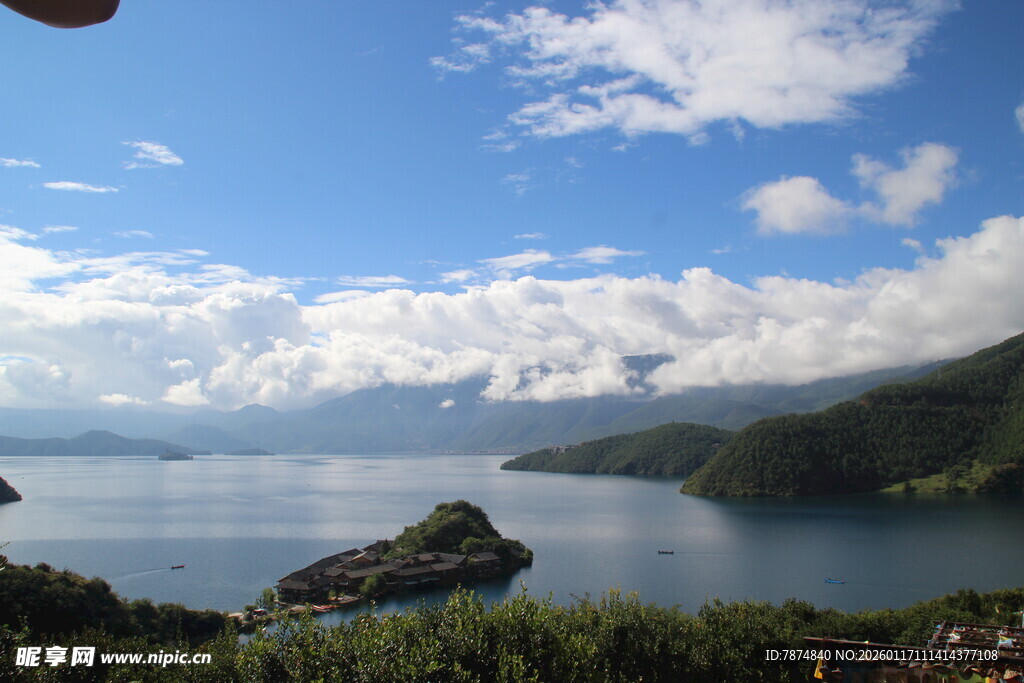 美丽湖景与蓝天白云