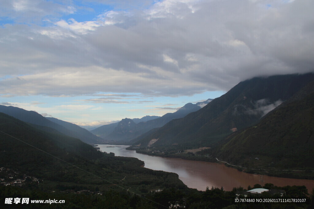 壮丽山河间的蜿蜒河流