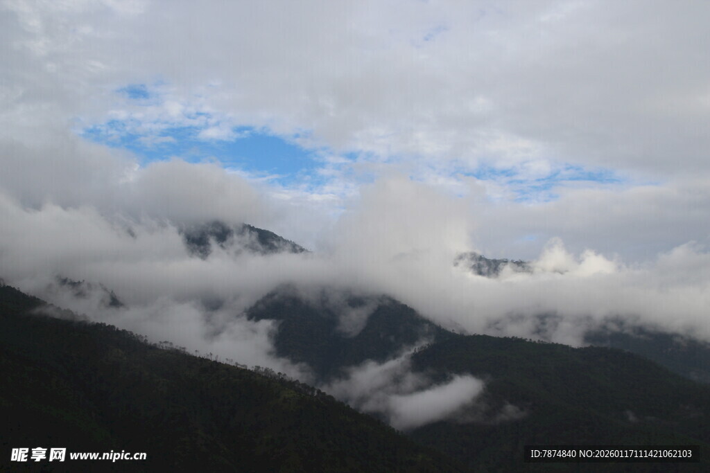 云雾缭绕的山间美景