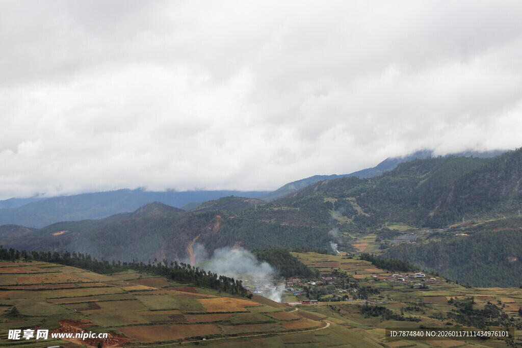 山间风景 云雾缭绕山谷