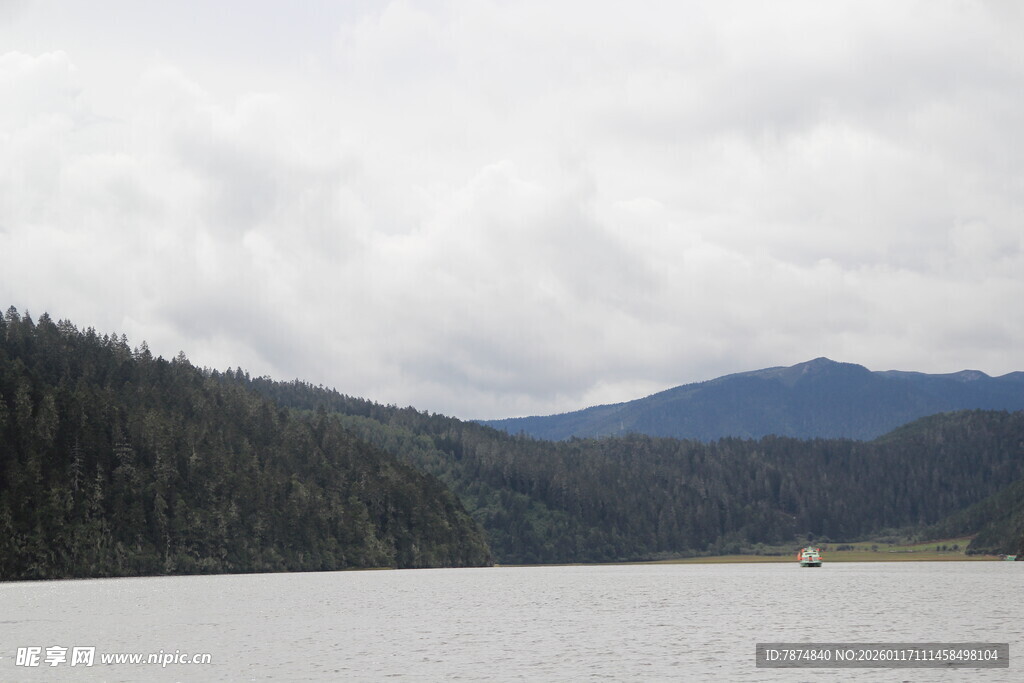 宁静湖景与远山森林