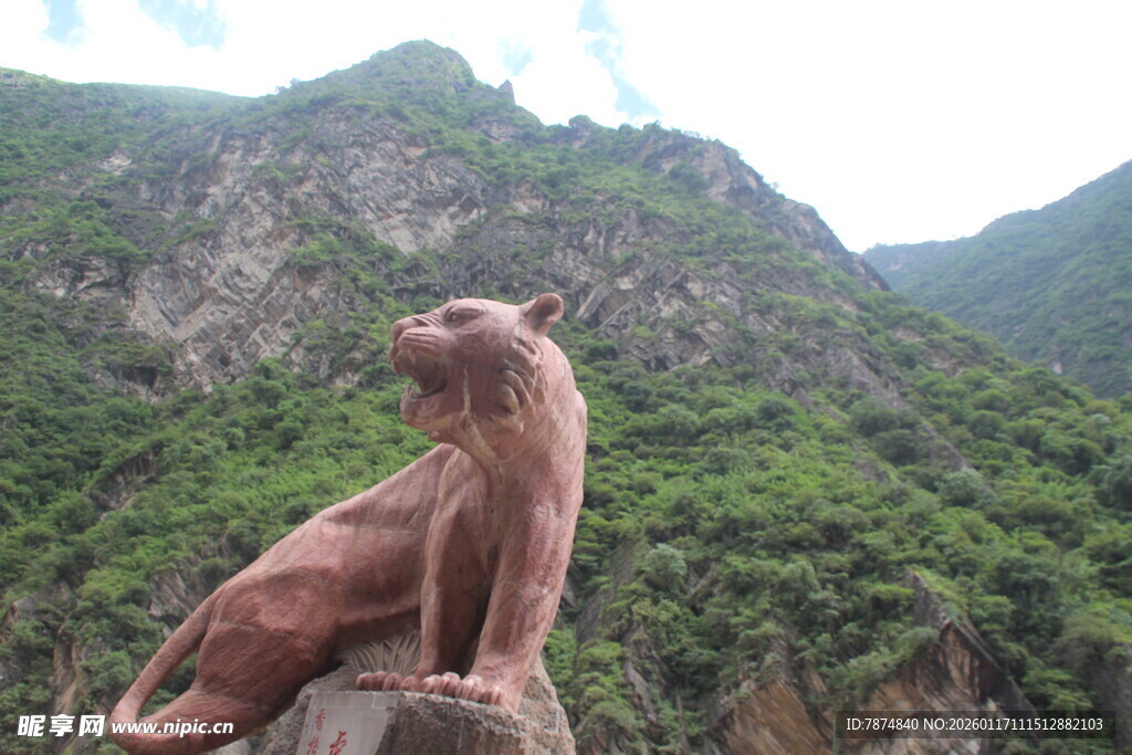 山间雄狮雕塑