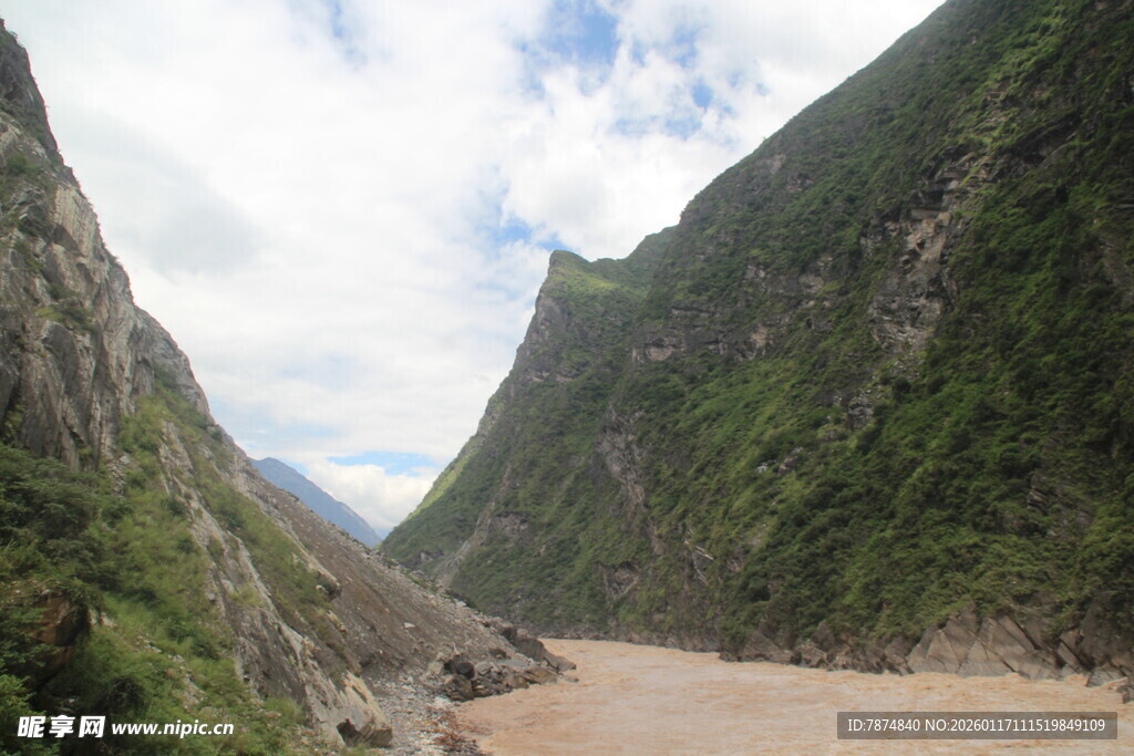 壮丽峡谷中的湍急河流