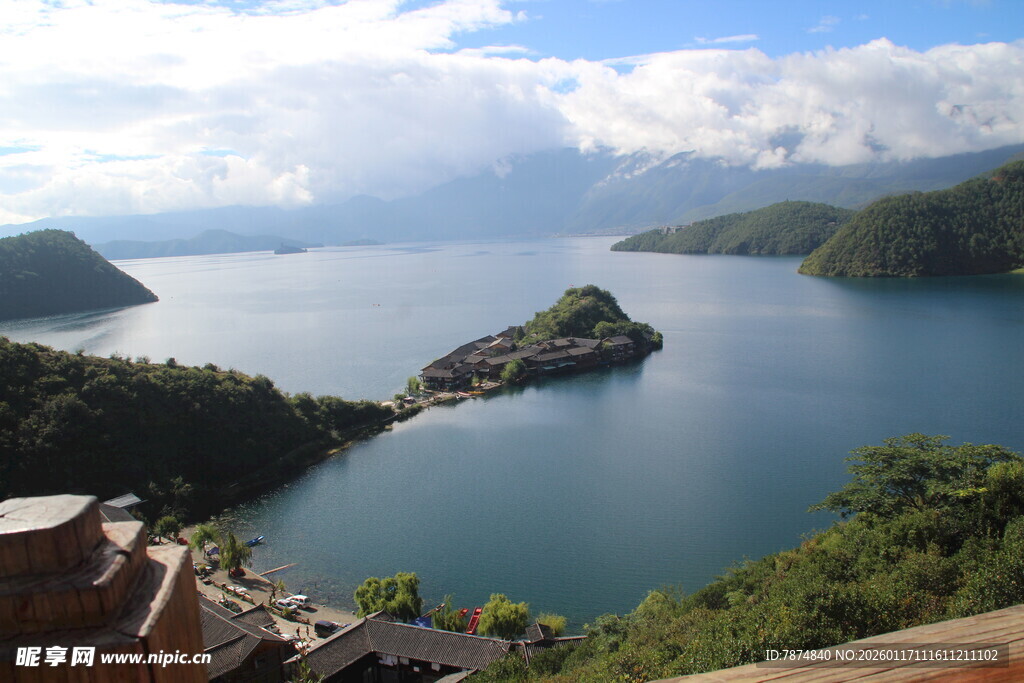 美丽湖景与岛屿风光