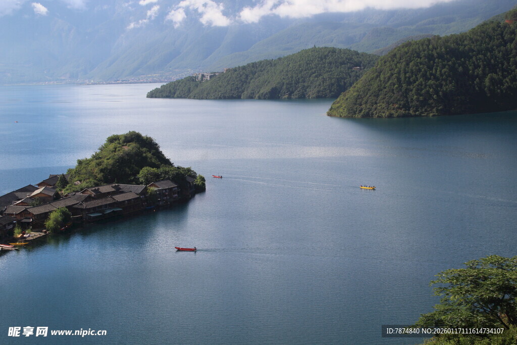 宁静湖中小岛自然风光