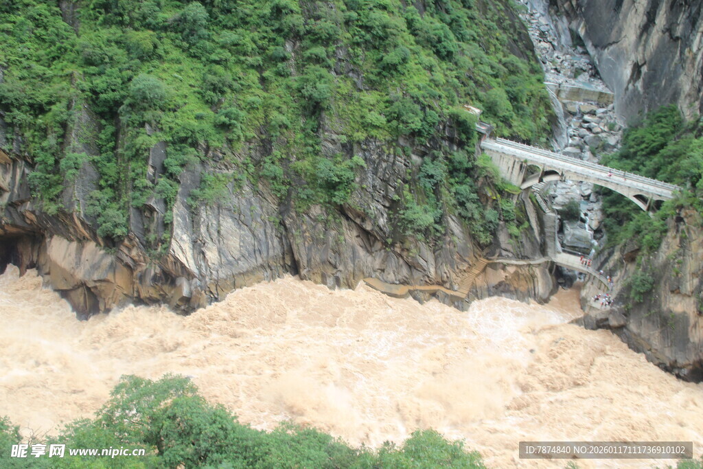 湍急河流上的险峻桥梁