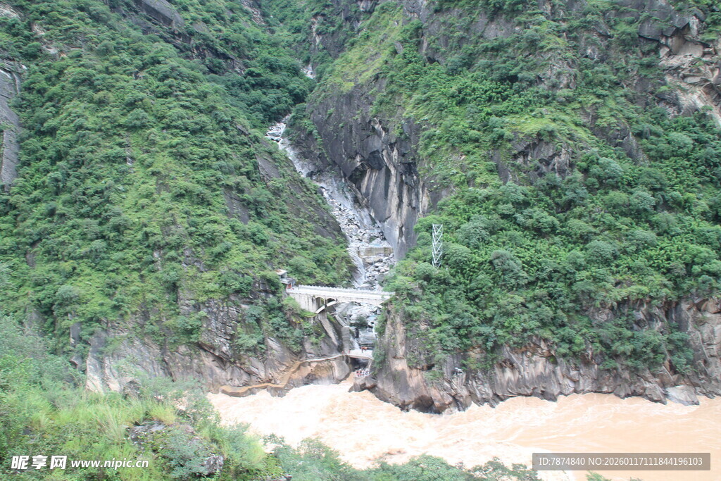 山间瀑布流淌于葱郁峡谷