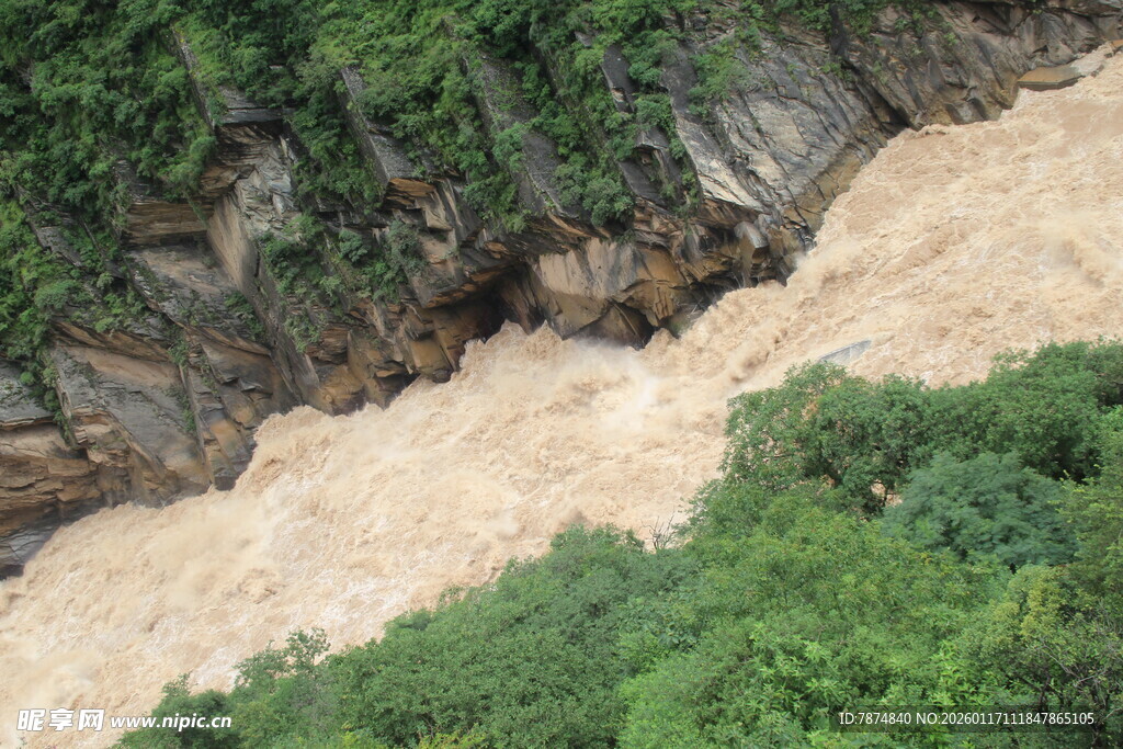 湍急河流穿于翠绿山间