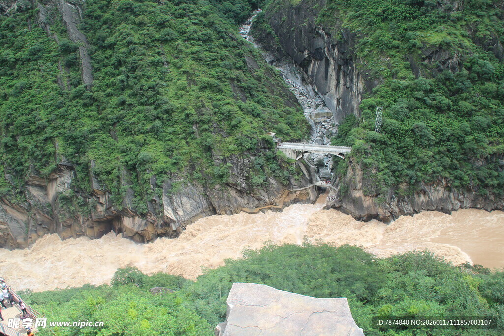 峡谷间湍急河流上的桥梁