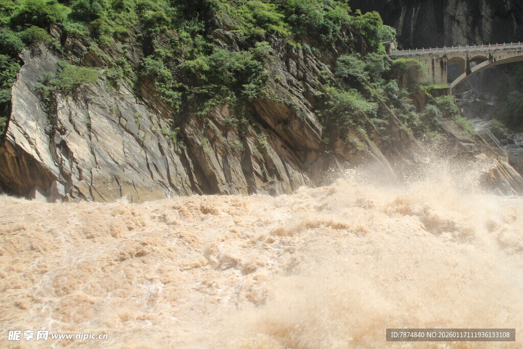 湍急河流奔腾过险峻山壁