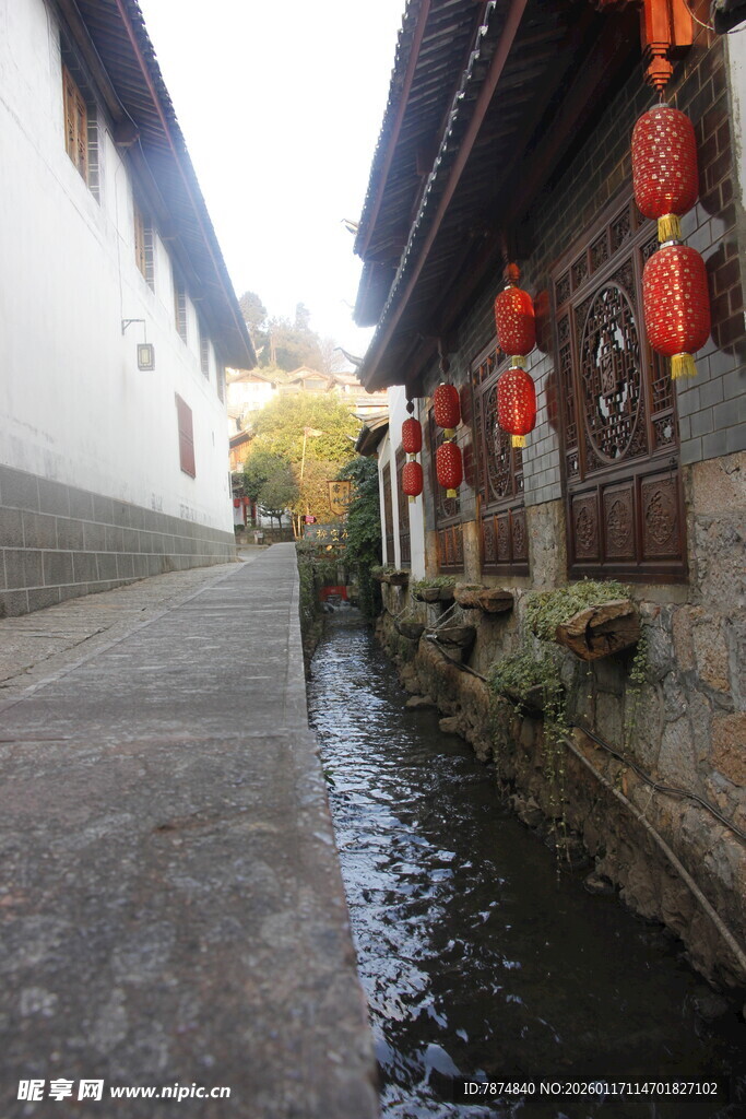 古巷流水旁的红灯笼景致