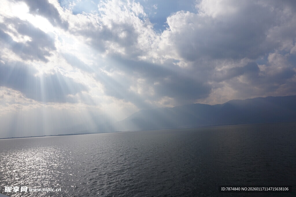 海上云隙间的阳光洒落