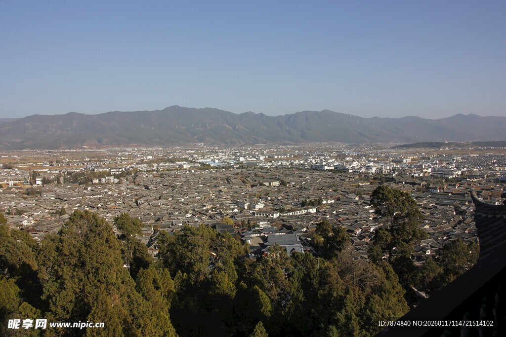 俯瞰城市与山林景观