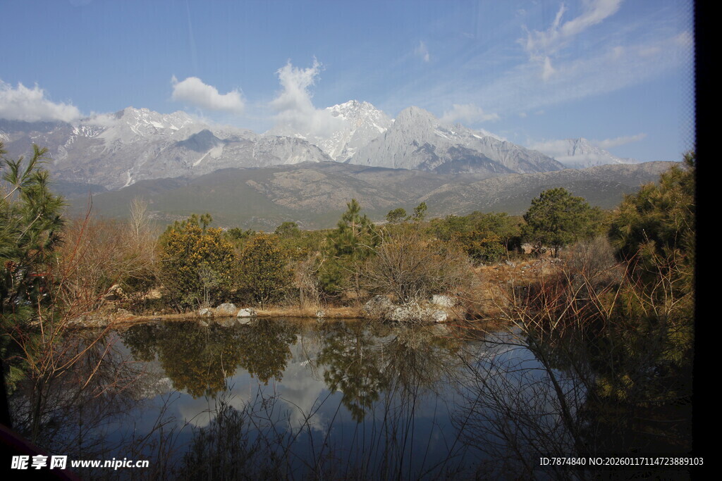 湖畔雪山美景