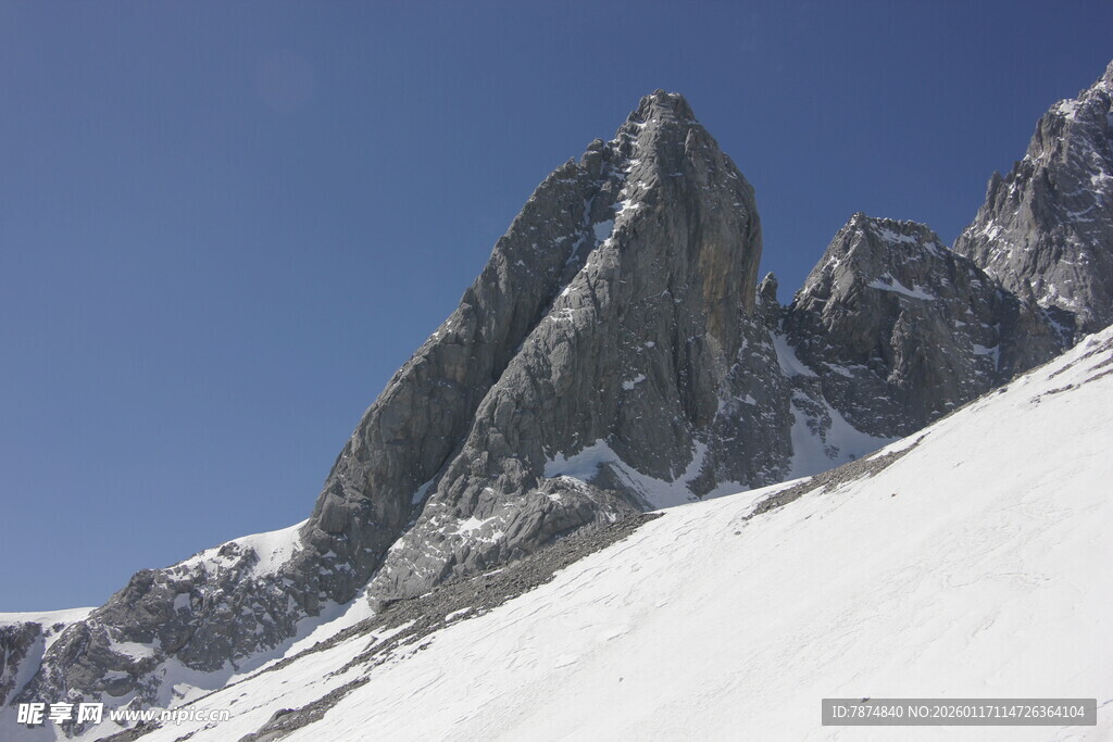 巍峨雪山尖峰