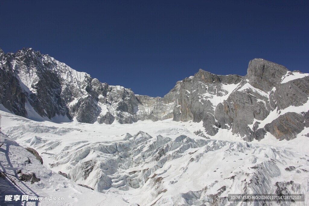 壮丽雪山景观