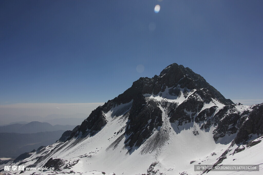 巍峨雪山映于蓝天之下