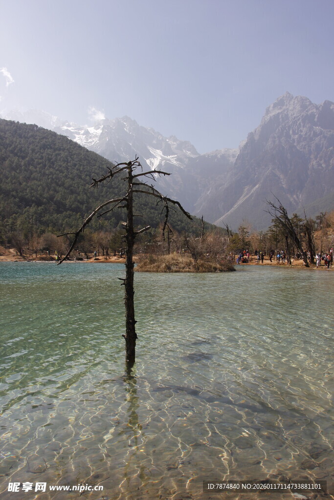 清澈湖景与远处山峦