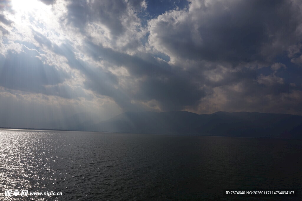 海上云隙间的阳光洒落
