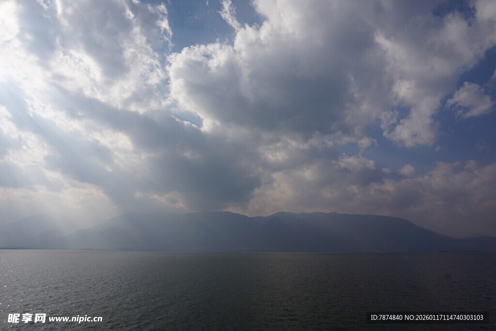 海上云天景 阳光破云出