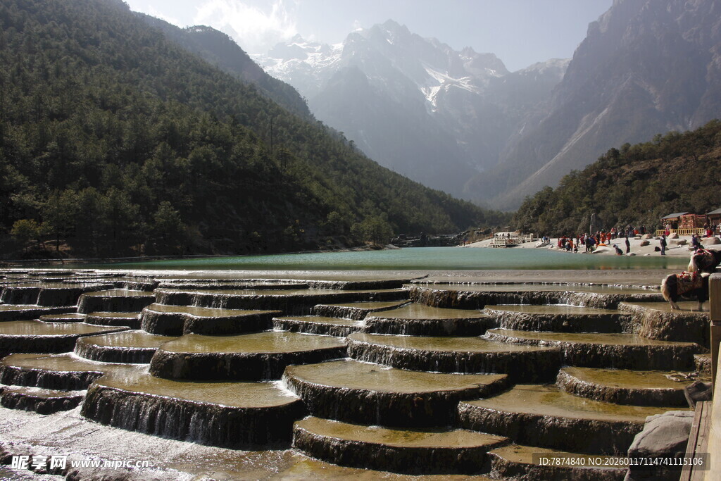 山间五彩钙化池美景