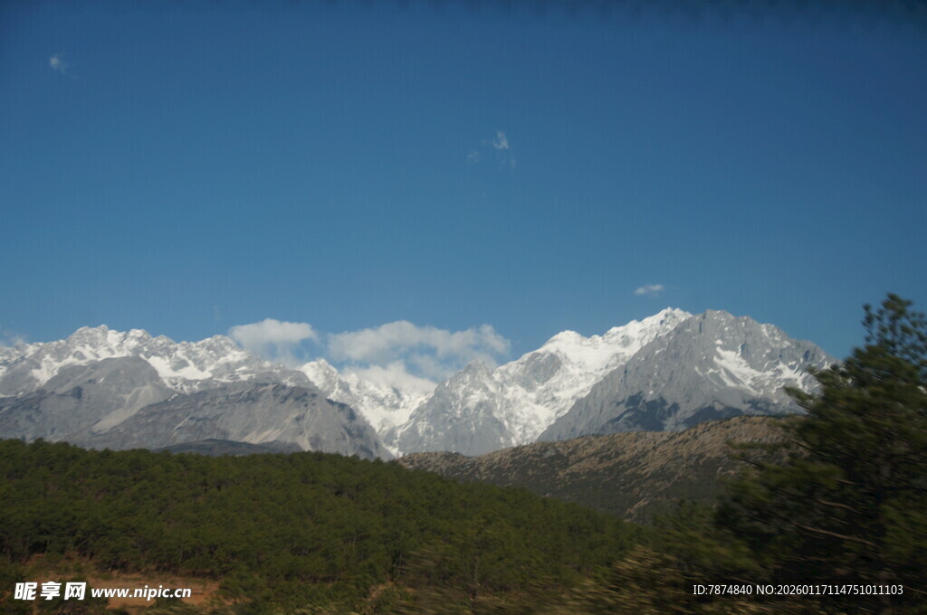 雪山远景 山林相伴