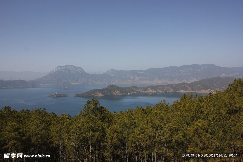 山林环绕的宁静湖景