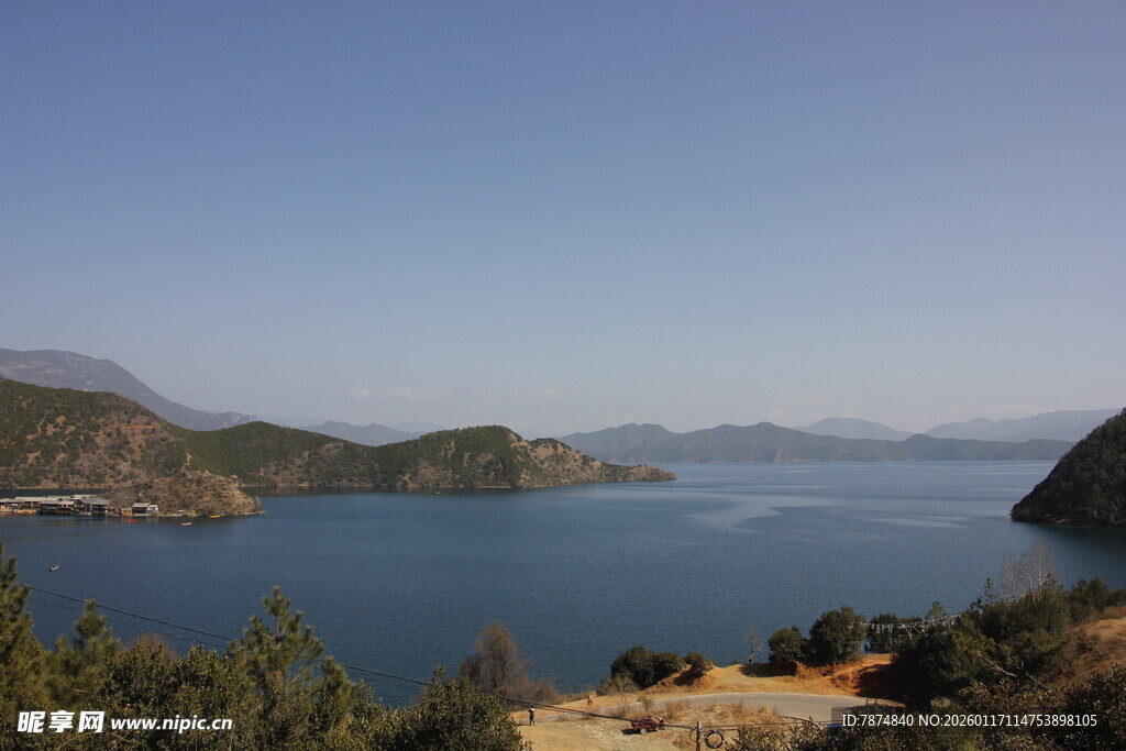 美丽湖景与远山风光