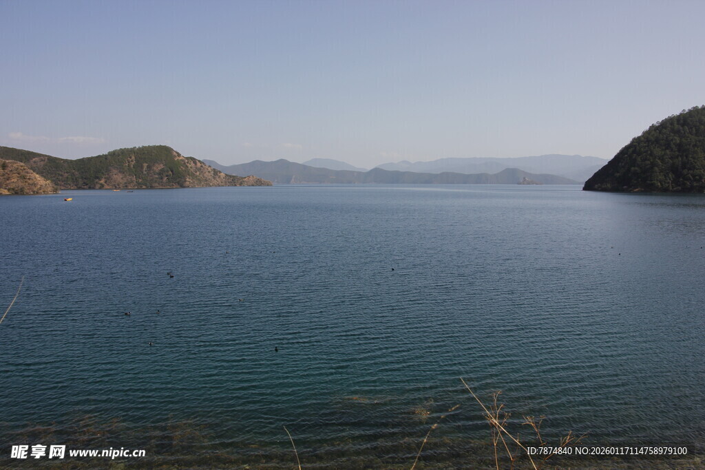 宁静湖景与远山