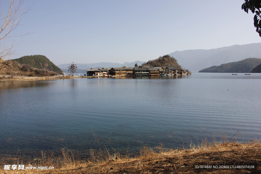 宁静湖畔风光