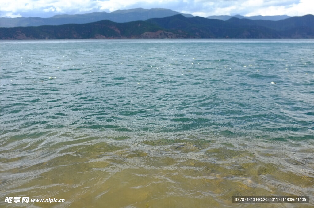 海边碧波荡漾的美丽景致