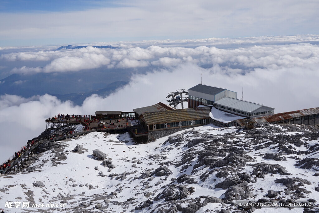 雪山之巅的壮丽建筑