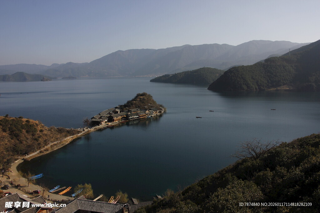 湖畔青山环绕的美丽景致