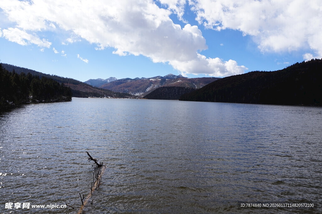 宁静湖畔的山水风光