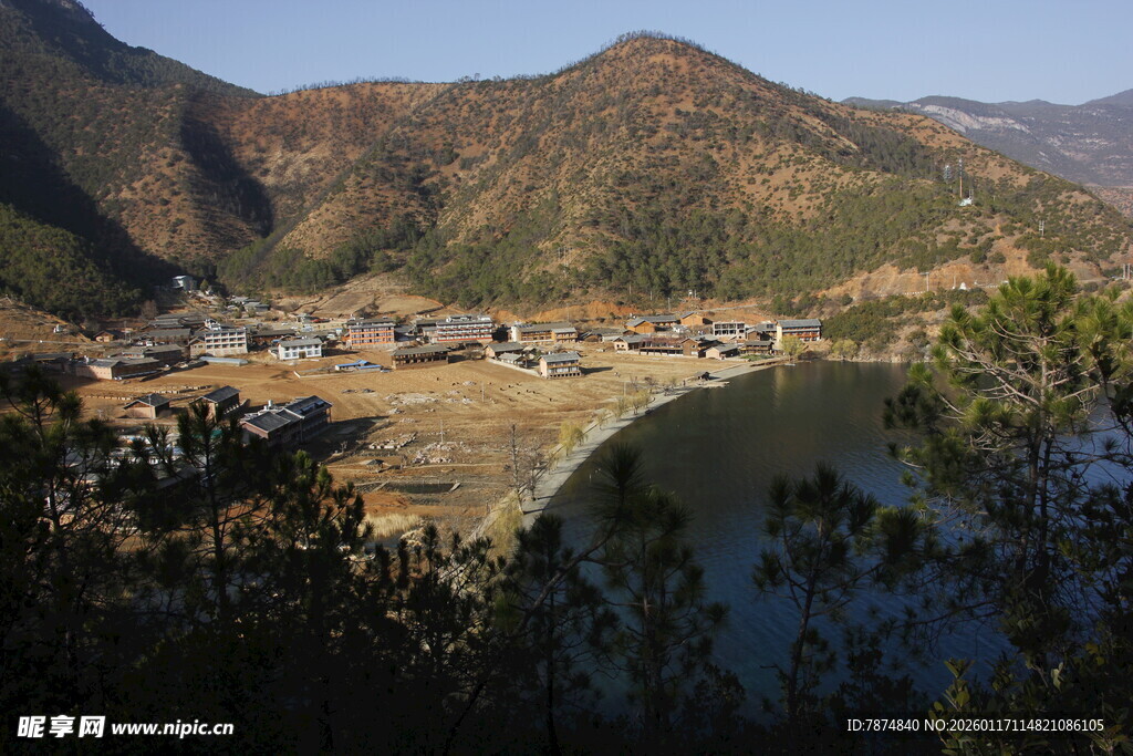 山间湖畔村落美景