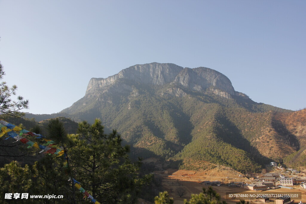 巍峨青山下的宁静村落