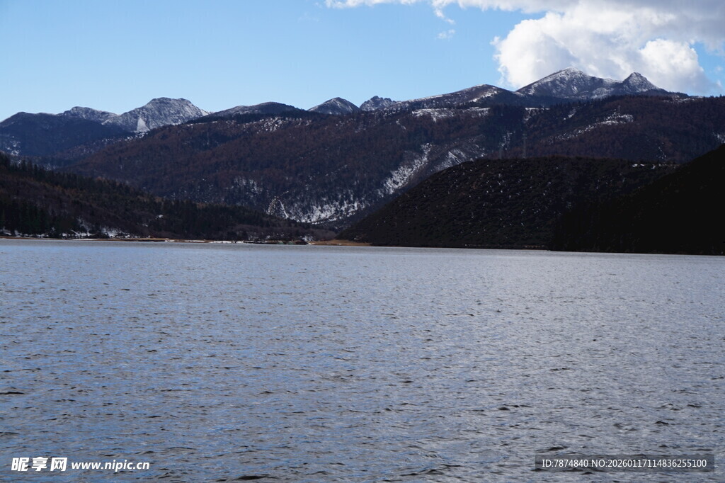 宁静湖泊与远处山峦美景