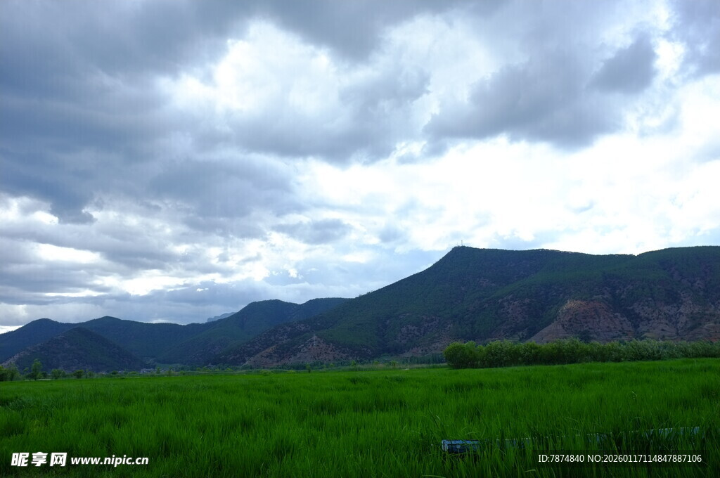 草原山峦间的多云景致
