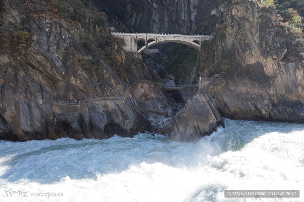 壮观峡谷瀑布景观