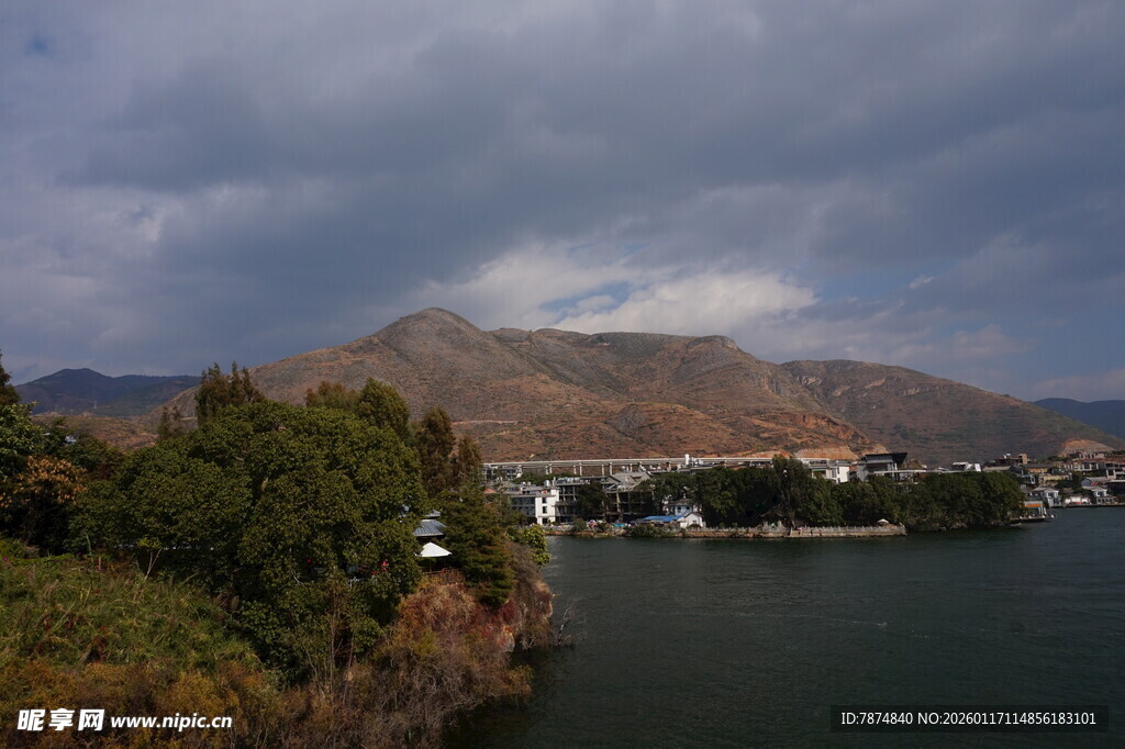 湖畔山峦风景