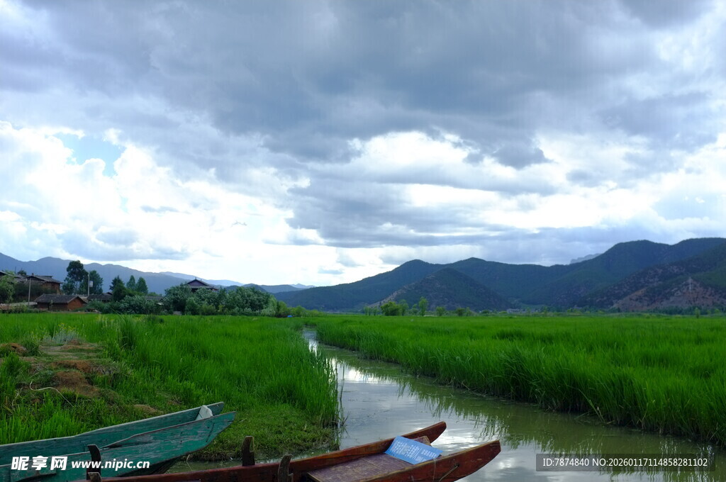 河畔小船 远山云雾之景