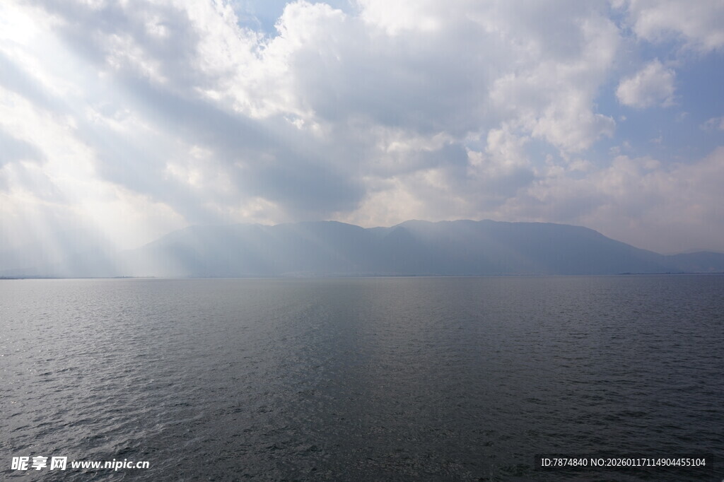海上天光 云海山川之景