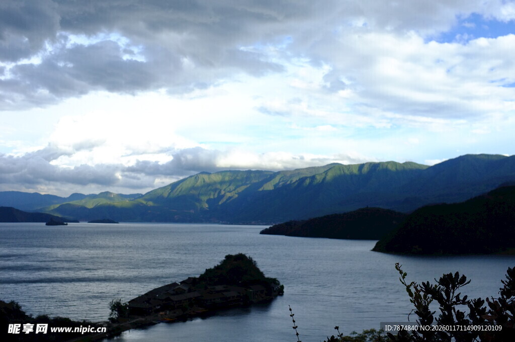 湖畔山峦美景