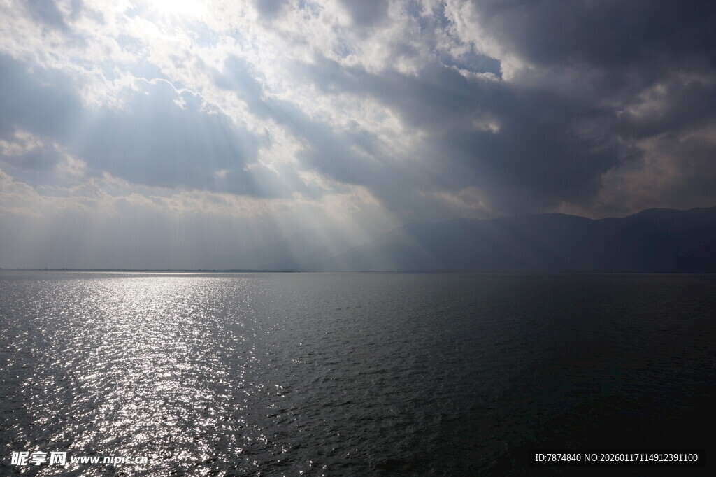 海上阳光穿透云层美景