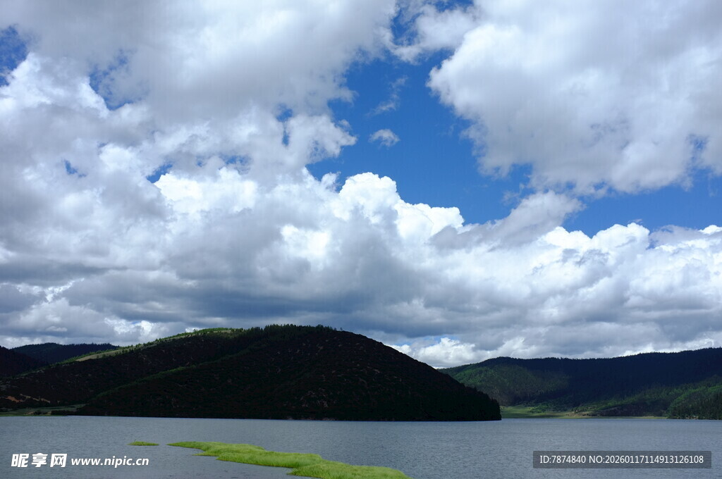 蓝天白云下的山水美景