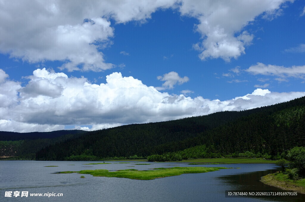 湖畔青山蓝天白云美景