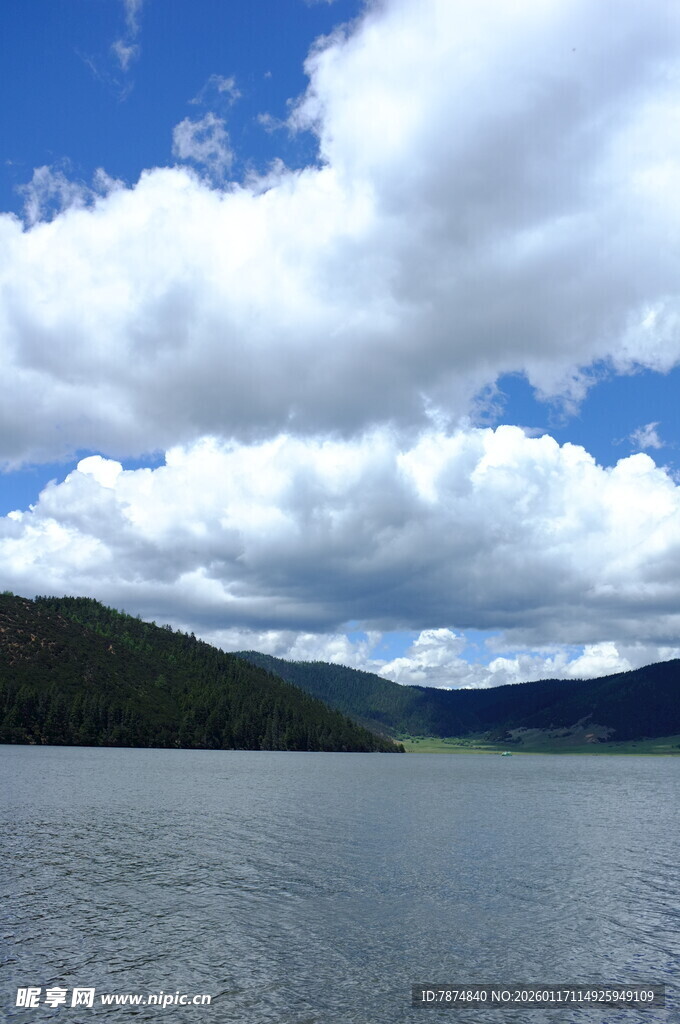 湖畔蓝天美景