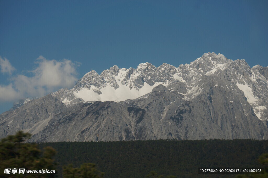 巍峨雪山美景