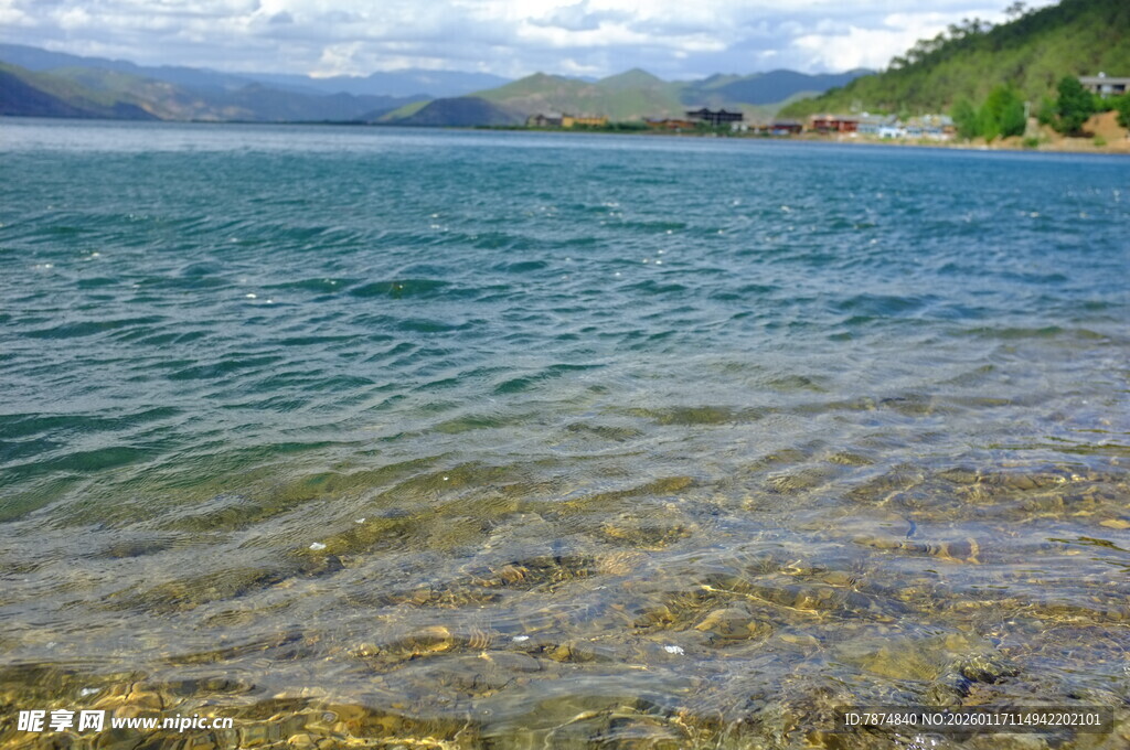 清澈湖水与远处山峦美景